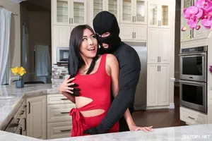 Buồn gã chồng chỉ lo công việc, người vợ địt nhau với đồng nghiệp trẻ