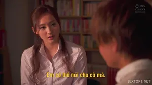 Một nữ thần nổi tiếng trên mạng, đi tất đen, có đôi chân đẹp và giày cao gót, một chiếc máy rung màu đen lớn đang rung chuyển âm hộ của cô ấy, và cô ấy không thể chịu đựng được điều đó...