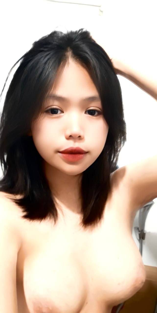 [Cô ấy đẹp hơn trong ảnh, là nữ hoàng hàng đầu, giá trị cao, chất lượng cao], cách cô ấy nhìn mọi người giống như cô ấy có thể ăn tươi nuốt sống mọi người, cô ấy bị em trai làm tình dữ dội, cô ấy quá đắm chìm trong cực khoái và cơ thể cô ấy bị kéo căng, cô ấy không thể rời khỏi giường.