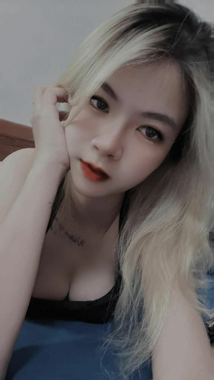 Vú em to làm buồi anh sướng bắn tinh ngập bể bơi
